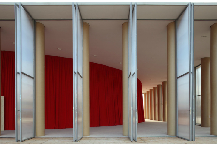 Передвижной концертный зал, сделанный из бумаги, открыл двери в Аквиле, Италия