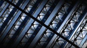 Стеклянная крыша собирает солнечную энергию и уменьшает тепловую нагрузку на здание Стеклянная крыша собирает солнечную энергию и уменьшает тепловую нагрузку на здание