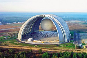 Гигантский ангар для дирижаблей превратился в тропический курорт Гигантский ангар для дирижаблей превратился в тропический курорт