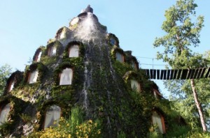 Magic Mountain Lodge: сказочный домик хоббитов построен в Чили Magic Mountain Lodge: сказочный домик хоббитов построен в Чили