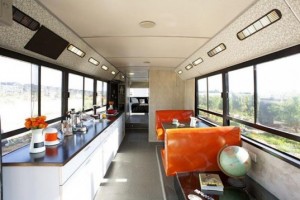 Старый городской автобус превратился в доступное жилье Старый городской автобус превратился в доступное жилье
