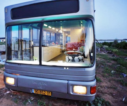 Старый городской автобус превратился в доступное жилье