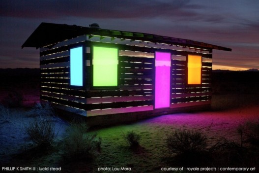 Художник реконструировал дом, который теперь меняет цвет подобно хамелеону
