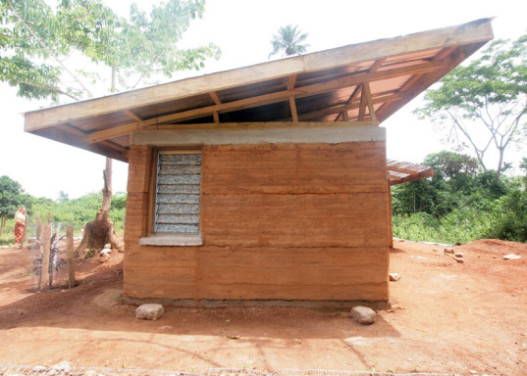 Nkabom - новый дом из саманного кирпича и переработанного пластика
