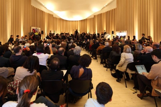 Передвижной концертный зал, сделанный из бумаги, открыл двери в Аквиле, Италия