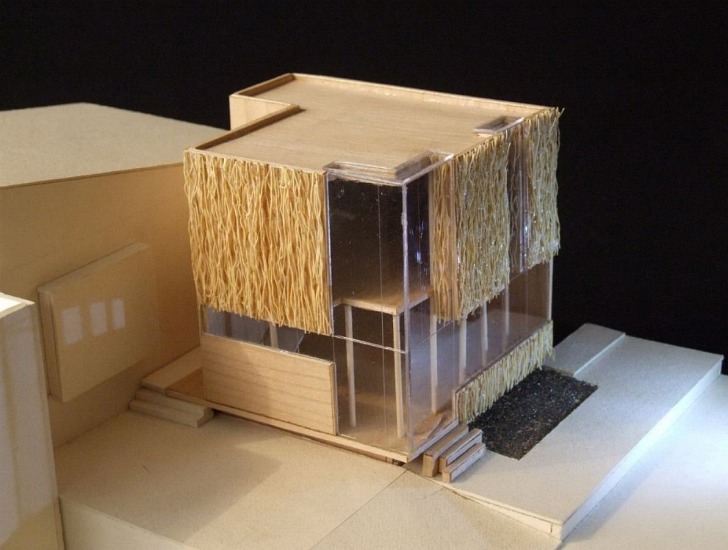 Частично пушистый стеклянный куб с соломенными крышами на фасаде