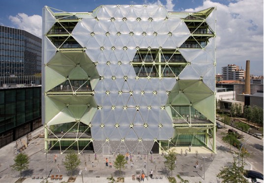 Потрясающее надувное здание открыто в Барселоне