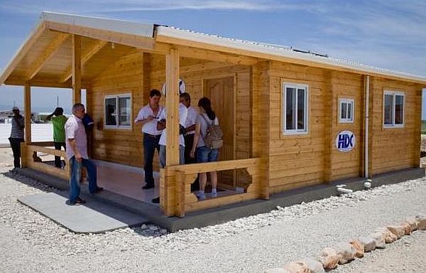 Жители Гаити будут поселены в деревянные дома на солнечных батареях
