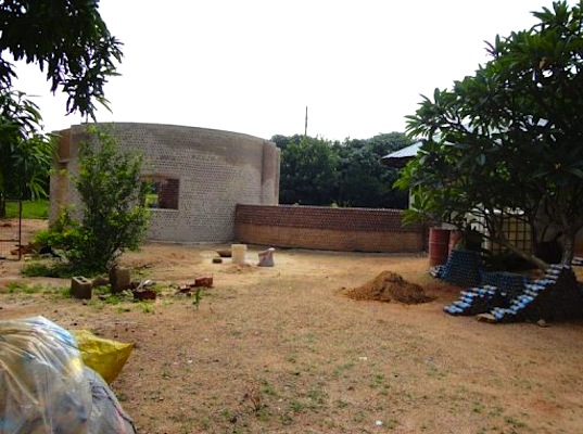 Первый пластиковый дом строится в Нигерии