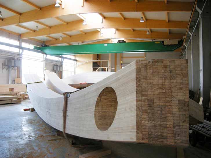 Необычный деревянный мост-шоссе в форме перевернутой лодки построен в приморском городке