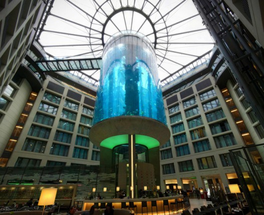 Отель Radisson Blu Hotel с 25-метровым аквариумом: дайвинг в центре Берлина