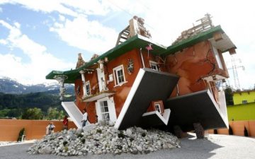 Необычный дом, где все перевернуто, открыт для посетителей в Австрии