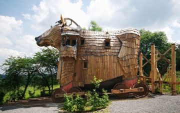 В Бельгии открылся фантастический отель, похожий на троянского коня