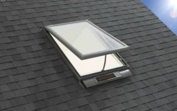 Компания Velux представила мансардные окна «Fresh Air» с солнечным модулем