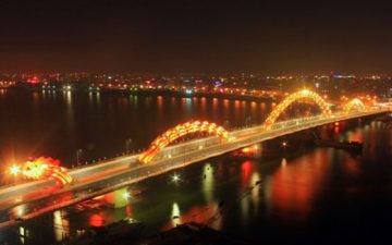 Во Вьетнаме построен крупнейший в мире мост в форме дракона, и он извергает огонь!
