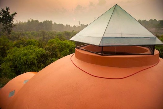 Необычный купольный дом в Таиланде построен за шесть недель и всего за 8000 долларов