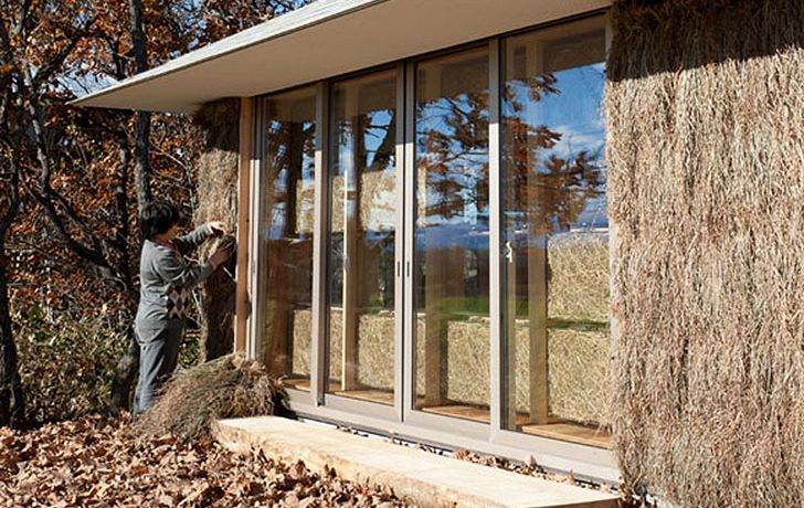 Японские студенты построили инновационный дом из соломы, который обогревается компостом
