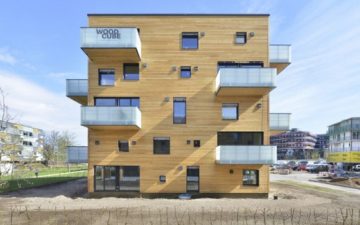 Woodcube: углеродно-нейтральный пятиэтажный деревянный жилой дом открывается в Гамбурге Woodcube: углеродно-нейтральный пятиэтажный деревянный жилой дом открывается в Гамбурге
