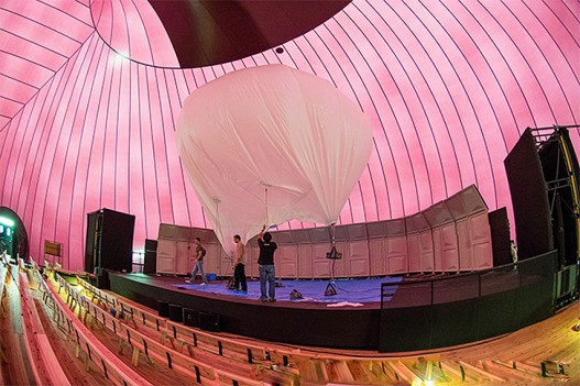 Аниш Капур и Арата Исозаки представляют первый в мире надувной концертный зал