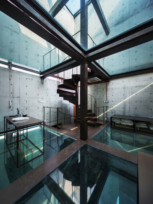 Atelier FCJZ реализовала концепт вертикального стеклянного дома