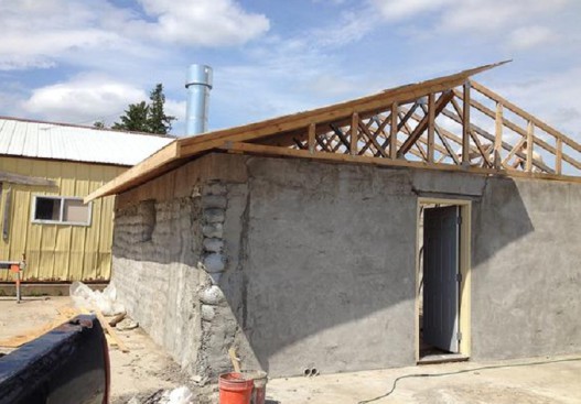Строители из United Earth Builders механизировали возведение домов из мешков с землей