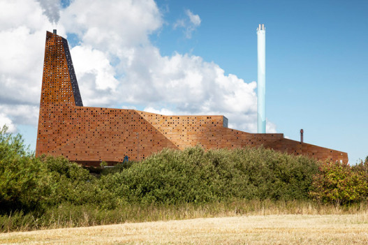 В Дании построена удивительная башня-маяк, которая производит электричество из мусора