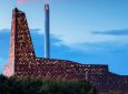 В Дании построена удивительная башня-маяк, которая производит электричество из мусора