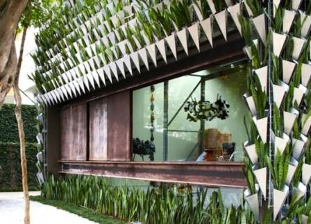 В Бразилии придумали новый тип облицовки здания: с помощью вазонов с живой зеленью!