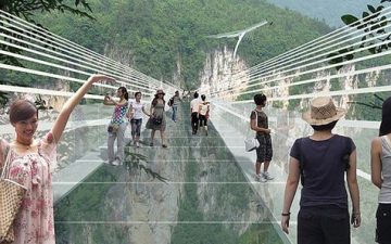 Самый длинный в мире стеклянный мост планируется открыть в Китае в следующем году