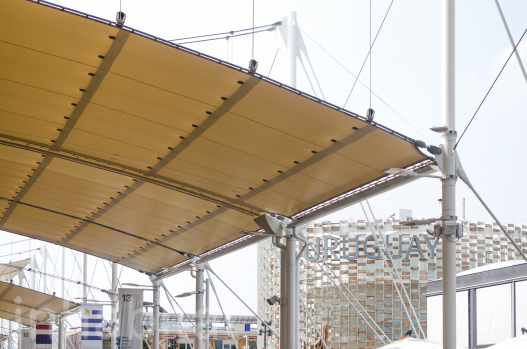 Павильон с солнцезащитным экраном из бревен был представлен на выставке Milan Expo