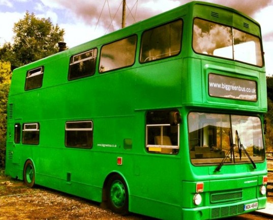 Big Green Bus: новая жизнь старого списанного двухэтажного автобуса