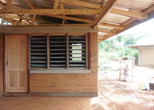 Nkabom - новый дом из саманного кирпича и переработанного пластика