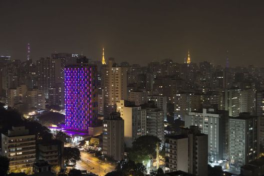 Новый светодиодный фасад отеля в Сан-Паулу реагирует на уличный шум и загрязнение