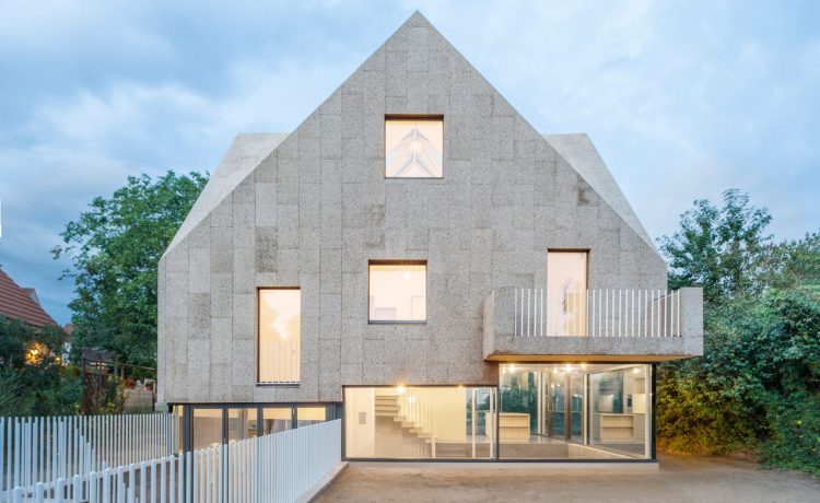Что может натуральная пробка: новая облицовка дома от студии Rundzwei Architekten