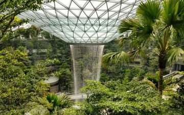 Новый аэропорт в Сингапуре похвастается самым большим крытым водопадом в мире
