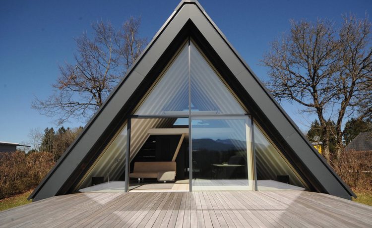Очаровательный А-образный домик в Баварских Альпах производит избыточную солнечную энергию