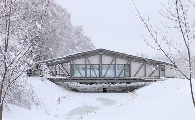 Этот дом на реке готов противостоять суровым погодным условиям в России
