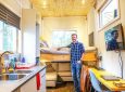 Молодой инженер построил для себя мини-дом с подъемной кроватью всего за 15000 долларов