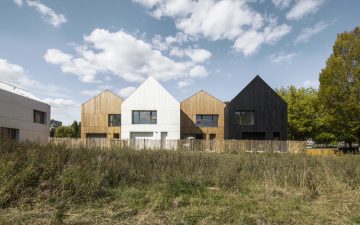 Экологичные сборные дома для социального жилья построены из дерева и соломы