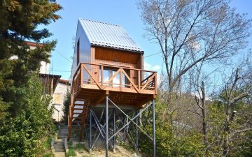 Гибкий сборный мини-дом с соломенными стенами построен в Крыму