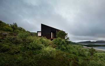 Семейный дом для круглогодичного проживания на склоне норвежского острова