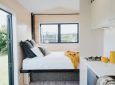 Компактный мини-дом для четырех человек с инновационной опускающейся кроватью
