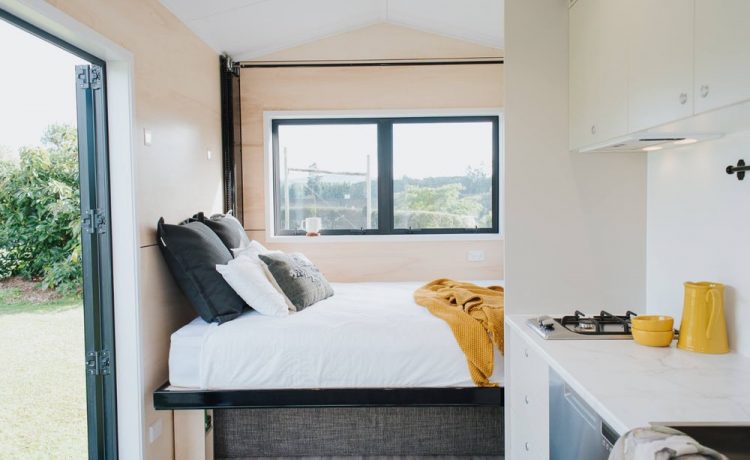 Компактный мини-дом для четырех человек с инновационной опускающейся кроватью