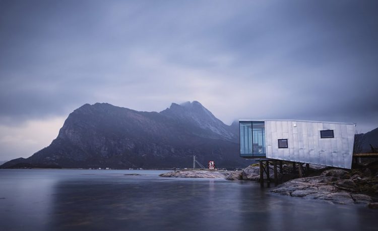 Эко-курорт на отдаленном норвежском острове пополнился новыми домиками на сваях