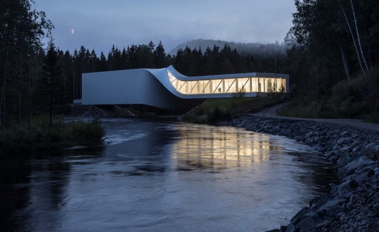 «Скрученный» музей от BIG соединяет два берега реки в Норвегии