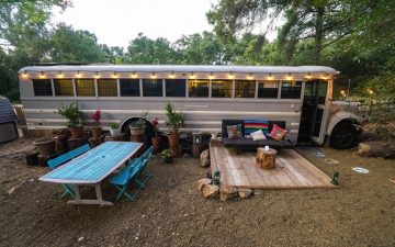 Переоборудованный школьный автобус стал местом для глэмпинга