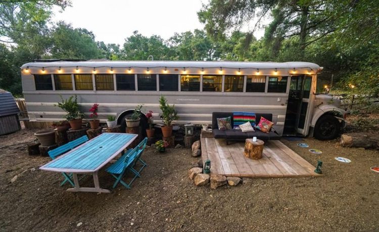 Переоборудованный школьный автобус стал местом для глэмпинга