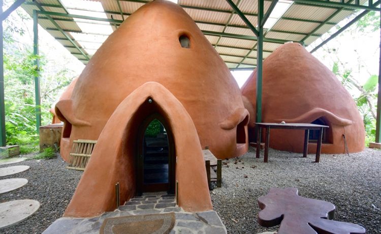 Эффектный землебитный куполообразный дом спрятан в джунглях Коста-Рики