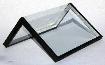 Ученые разработали технологию сгибания стекла под прямым углом