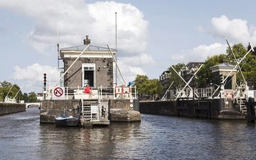 Дома смотрителей мостов в Амстердаме превращают в гостиничные номера-люкс